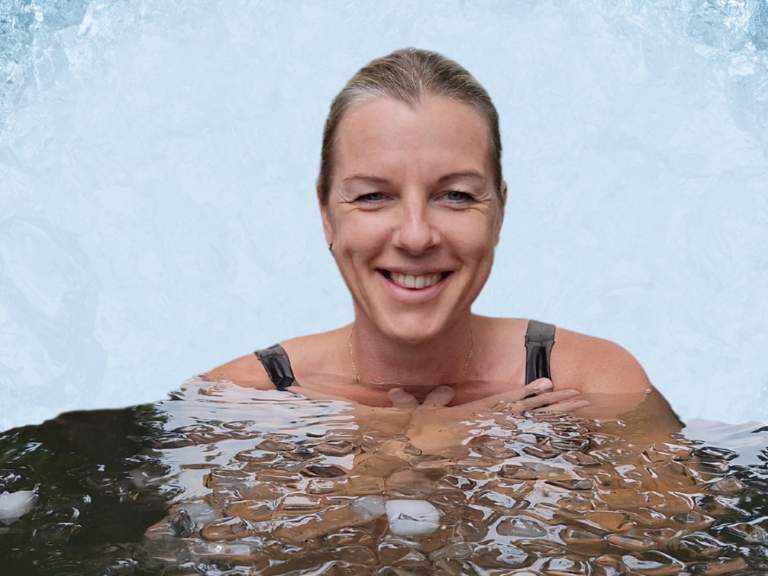 Frau mit kurzem Haar lächelt, während sie im Eiswasser sitzt. Eisbadenworkshop